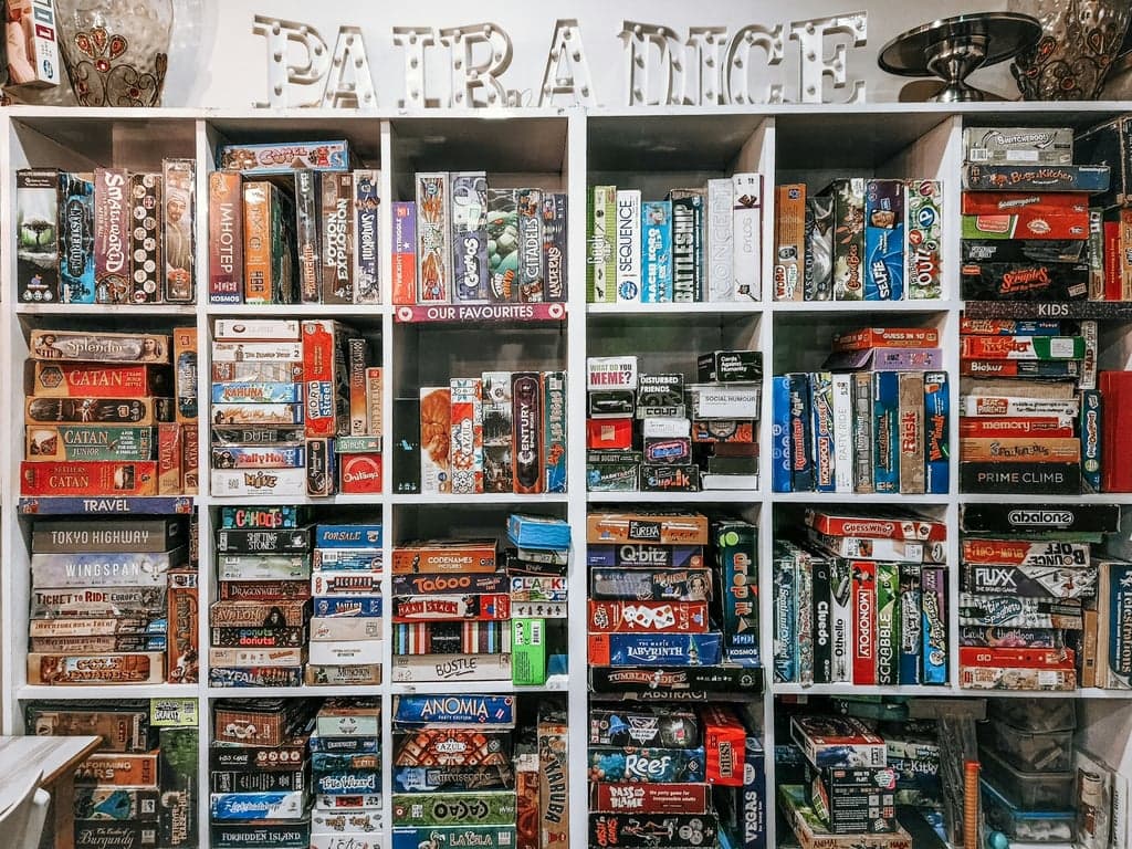 Wandkast vol bordspellen en puzzels in allerlei soorten
