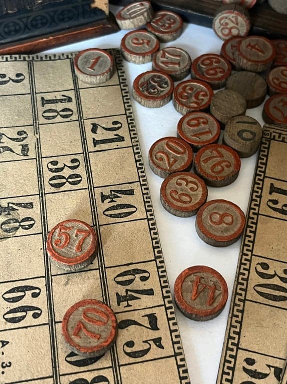 Antieke lottokaarten met genummerde houten fiches