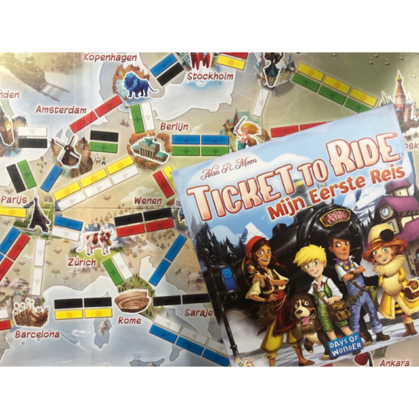 Inhoud van de doos van het spel Ticket to Ride: Mijn Eerste Reis.